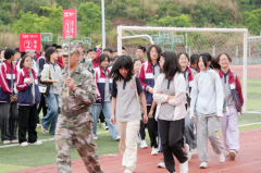 让学生感受到被关注被关爱的温暖成为学